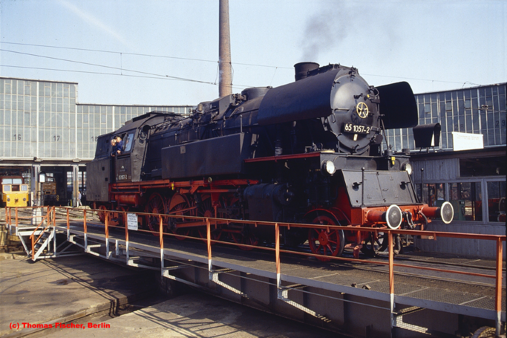 65 1057 auf der Drehscheibe im Bw Cottbus