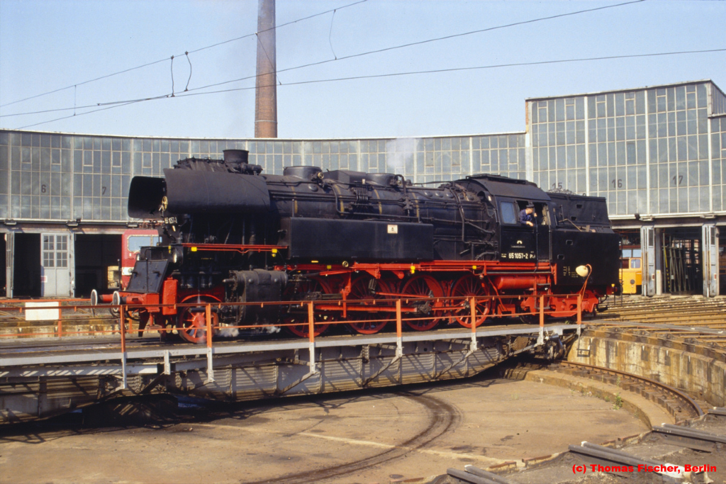 65 1057 auf der Drehscheibe im Bw Cottbus