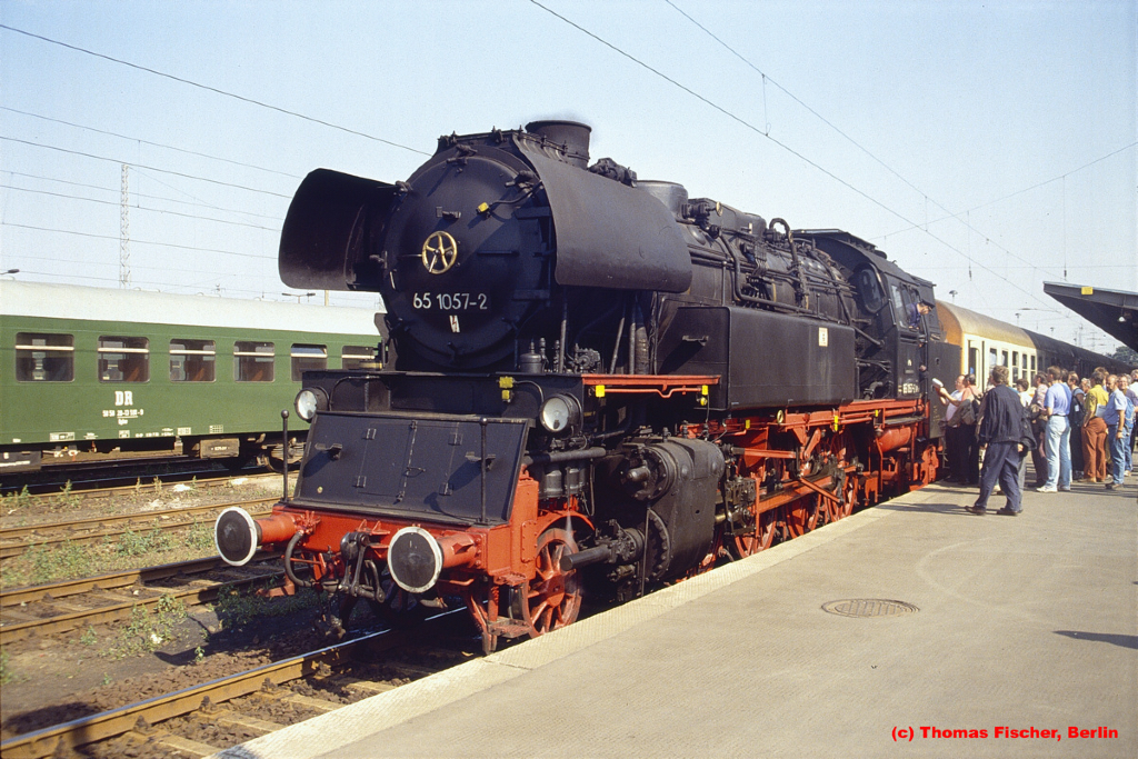 Sonderzug mit 65 1057 kurz vor der Abfahrt nach Berlin