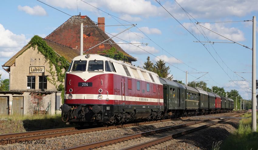 Museumszug der Berliner Eisenbahnfreunde e.V. mit Zuglok WFL 228 501-3 (Buna 204) bei Lubolz im Spreewald am 22.5.2022