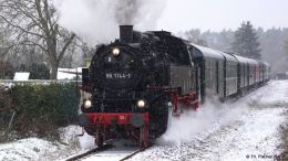 86 1744 mit BEF Museumszug am 3.12.2022 vor Spandau-Johannsestift