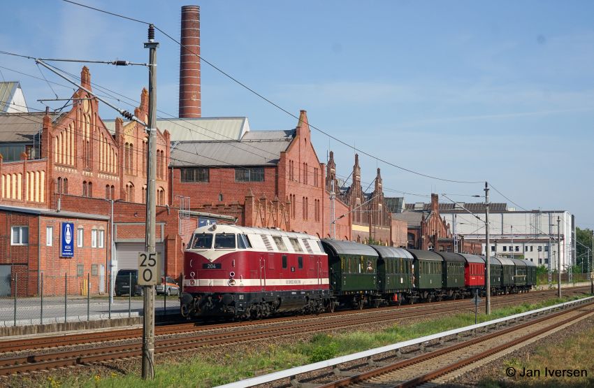 Museumszug der Berliner Eisenbahnfreunde mit V180 (Buna 204 der WFL)  am 09.09.2023 in Wildau vor den Hallen der ehem. Berliner Maschinenbau-Actien-Gesellschaft vormals L. Schwartzkopff