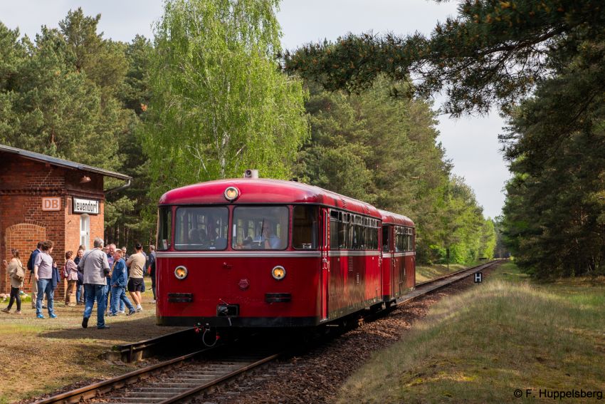 BEF-Schienenbusgarnitur VT 95 und VB 142 am 03.05.2025 in Neuendorf (Lübben)