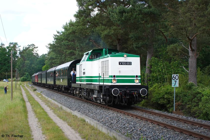 V 100 003 vor dem Museumszug der Berliner Eisenbahnfreunde am 06.06.2026 bei Wensickendorf V 100 003 vor dem Museumszug der Berliner Eisenbahnfreunde am 06.06.2026 bei Wensickendorf